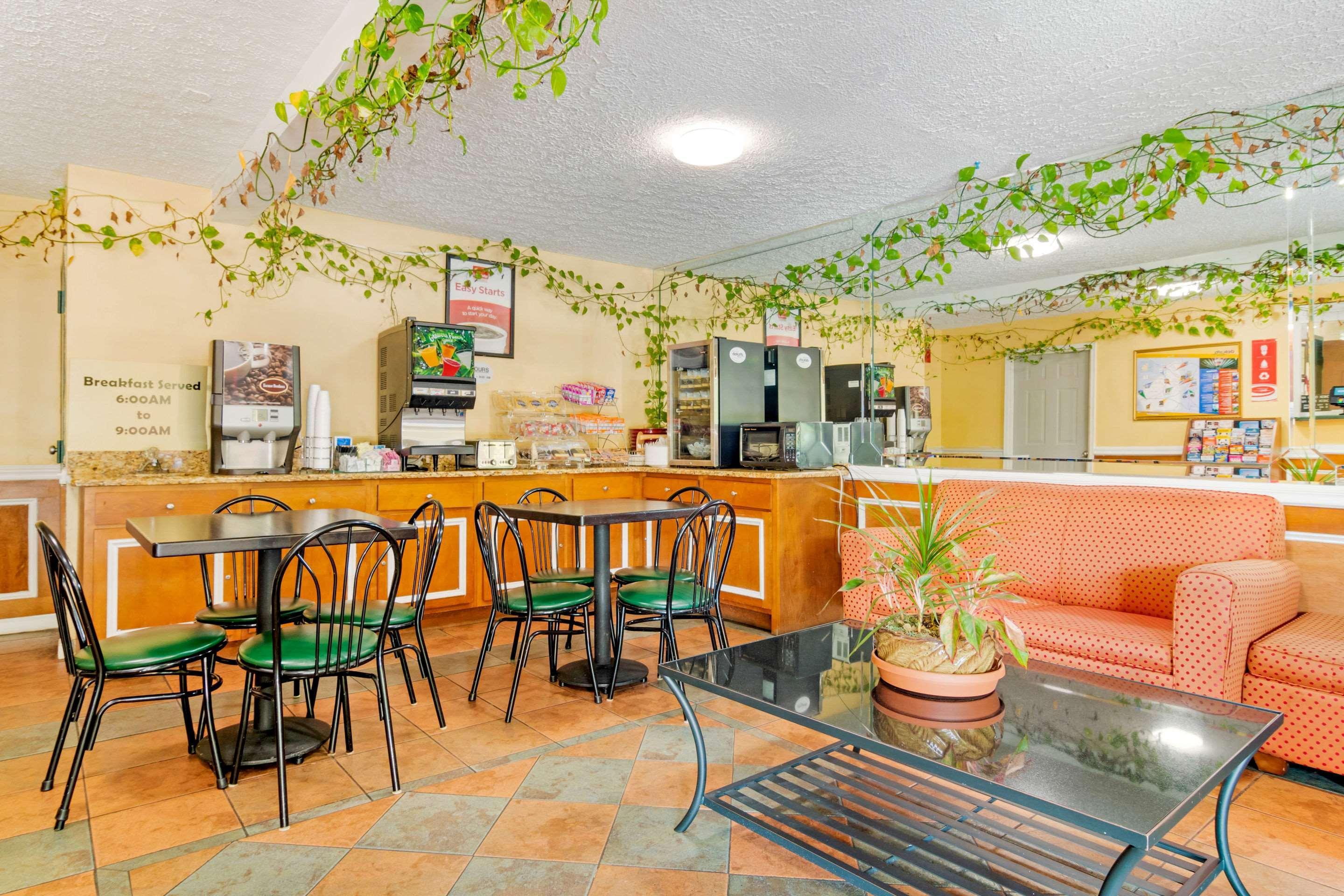 Econo Lodge *